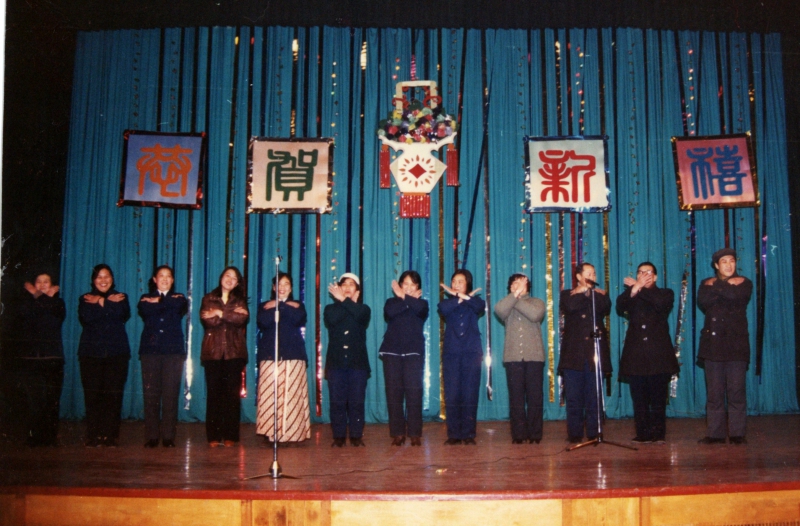 1985年外语组教师表演印尼舞蹈.jpg